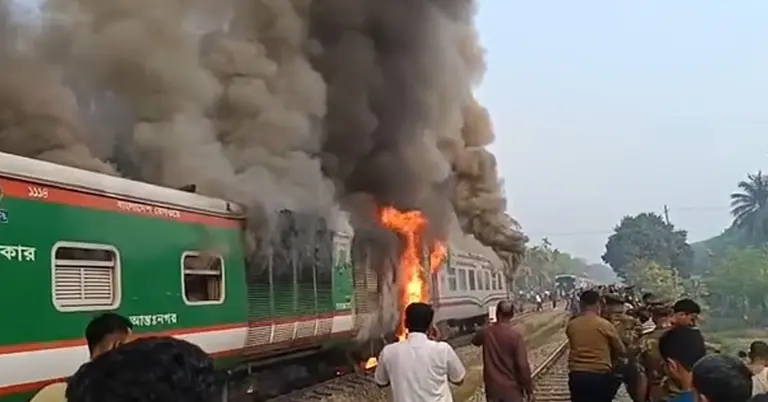 চট্টলা এক্সপ্রেসের বগিতে আগুন